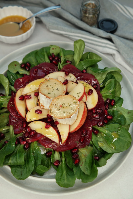 Rote Bete-Apfel-Salat mit gebackenem Ziegenkäse